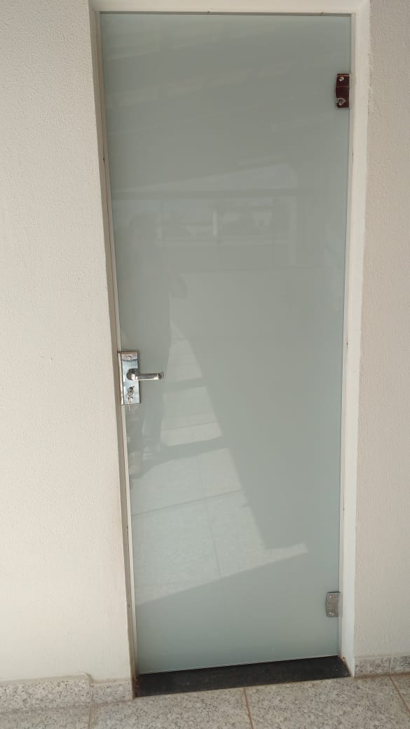 PORTA DE VIDRO COM MAÇANETA.jpeg PORTA DE VIDRO COM MAÇANETA.jpeg